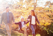 Riestern mit Kind: Kennen Sie diese Zulage? Familie mit Kind geht spazieren, Kinderzulage