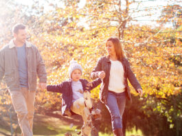 Riestern mit Kind: Kennen Sie diese Zulage? Familie mit Kind geht spazieren, Kinderzulage