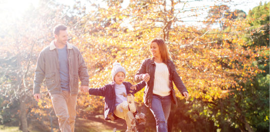 Riestern mit Kind: Kennen Sie diese Zulage? Familie mit Kind geht spazieren, Kinderzulage