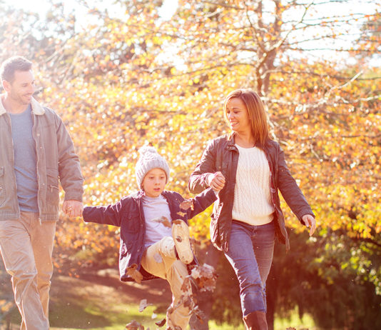 Riestern mit Kind: Kennen Sie diese Zulage? Familie mit Kind geht spazieren, Kinderzulage