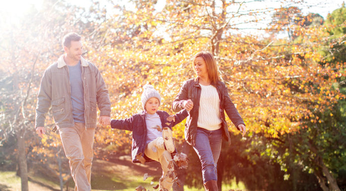 Riestern mit Kind: Kennen Sie diese Zulage? Familie mit Kind geht spazieren, Kinderzulage