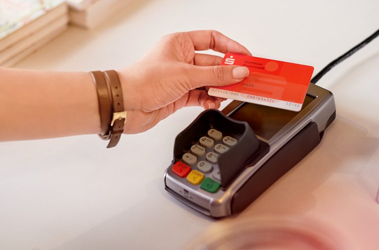 Kontaktlos zahlen – mit der Sparkassen-Card und Kreditkarte