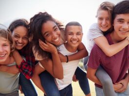 Konfirmation, Kommunion und Co. Glückliche Jugendliche umarmen sich