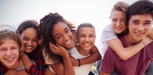 Konfirmation, Kommunion und Co. Glückliche Jugendliche umarmen sich