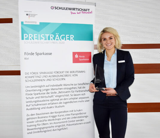 Förde Sparkasse gewinnt SCHULEWIRTSCHAFT-Starter-Preis Sarah Krüger von der Förde Sparkasse mit dem SCHULEWIRTSCHAFT-Preis