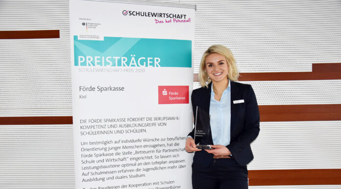 Förde Sparkasse gewinnt SCHULEWIRTSCHAFT-Starter-Preis Sarah Krüger von der Förde Sparkasse mit dem SCHULEWIRTSCHAFT-Preis