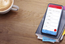 S-Trust – sichere Verwaltung von Passwörtern und Dokumenten in einer App Smartphone liegt auf einem Tisch