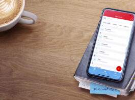 S-Trust – sichere Verwaltung von Passwörtern und Dokumenten in einer App Smartphone liegt auf einem Tisch