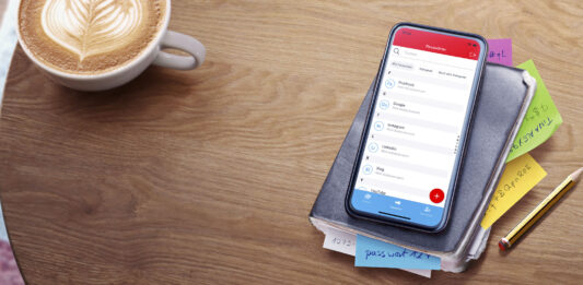 S-Trust – sichere Verwaltung von Passwörtern und Dokumenten in einer App Smartphone liegt auf einem Tisch