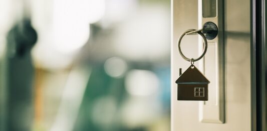 Eigene Immobilie für die Altersvorsorge bevorzugt Haustür mit Schlüsselbund