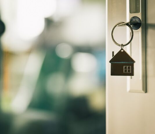 Eigene Immobilie für die Altersvorsorge bevorzugt Haustür mit Schlüsselbund