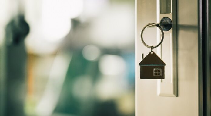 Eigene Immobilie für die Altersvorsorge bevorzugt Haustür mit Schlüsselbund