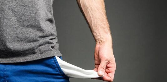 Mutlos, bequem und unwissend – so spart man sich arm Leere Hosentasche