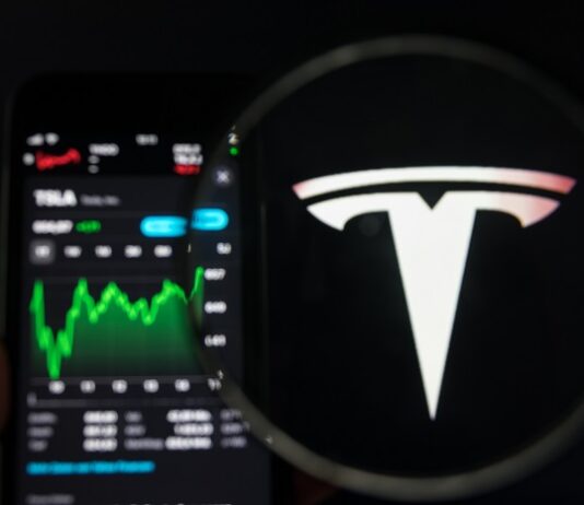 Paketverkäufe: Was der geplante Tesla-Aktienverkauf für den Kurs bedeuten kann Tesla AKtie Logo