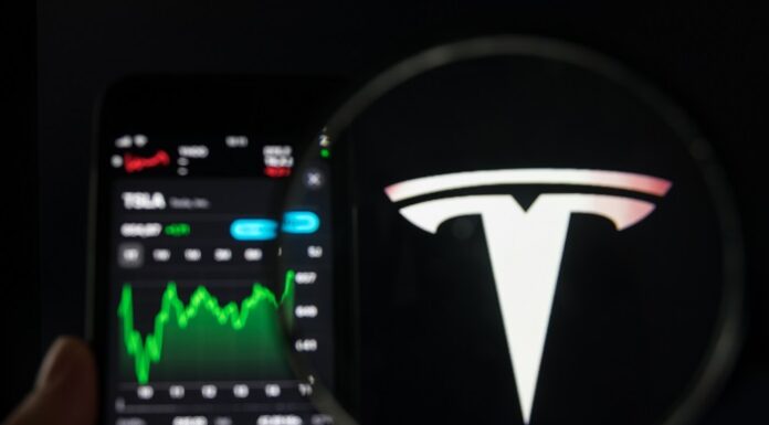 Paketverkäufe: Was der geplante Tesla-Aktienverkauf für den Kurs bedeuten kann Tesla AKtie Logo