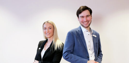 Ausbildung… und dann? – Zwei Jungangestellte der Förde Sparkasse im Interview Jungangestellte der Förde Sparkasse: Kristina Krause und Özgürcan Bas