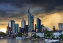 Deutsche Wirtschaft rechnet mit harten Zeiten Frankfurter Skyline mit bedrohlichem Himmel