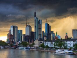 Deutsche Wirtschaft rechnet mit harten Zeiten Frankfurter Skyline mit bedrohlichem Himmel