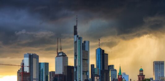 Deutsche Wirtschaft rechnet mit harten Zeiten Frankfurter Skyline mit bedrohlichem Himmel