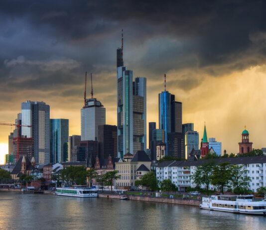 Deutsche Wirtschaft rechnet mit harten Zeiten Frankfurter Skyline mit bedrohlichem Himmel