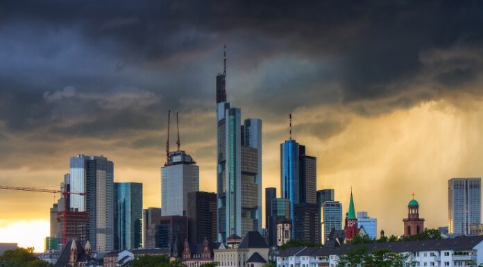 Deutsche Wirtschaft rechnet mit harten Zeiten Frankfurter Skyline mit bedrohlichem Himmel