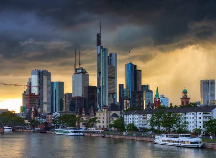 Frankfurter Skyline mit bedrohlichem Himmel