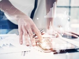 Finanzwissen – einfach erklärt: Zertifikate Mann analysiert und berechnet Rendite