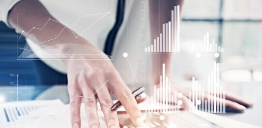 Finanzwissen – einfach erklärt: Zertifikate Mann analysiert und berechnet Rendite