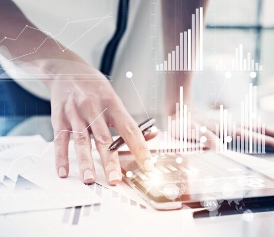 Finanzwissen – einfach erklärt: Zertifikate Mann analysiert und berechnet Rendite