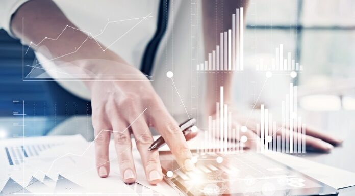 Finanzwissen – einfach erklärt: Zertifikate Mann analysiert und berechnet Rendite