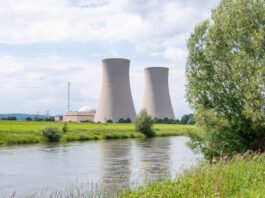 Nachhaltige Geldanlage: Heißt es jetzt Atomkraft ja bitte? Atomkraftwerk am Fluss