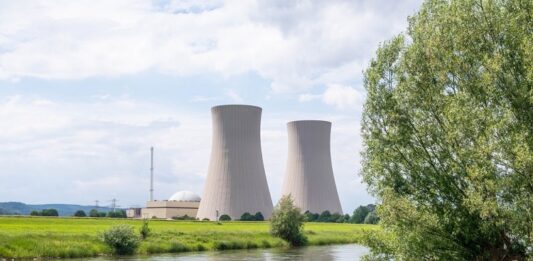 Nachhaltige Geldanlage: Heißt es jetzt Atomkraft ja bitte? Atomkraftwerk am Fluss