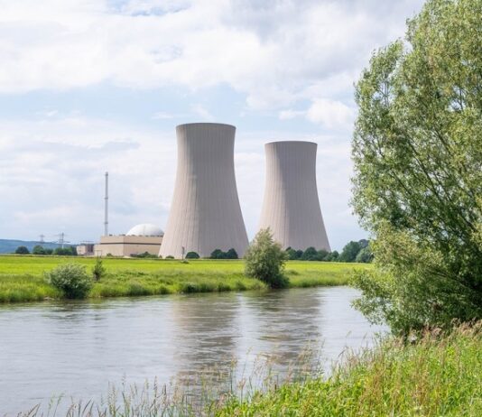Nachhaltige Geldanlage: Heißt es jetzt Atomkraft ja bitte? Atomkraftwerk am Fluss