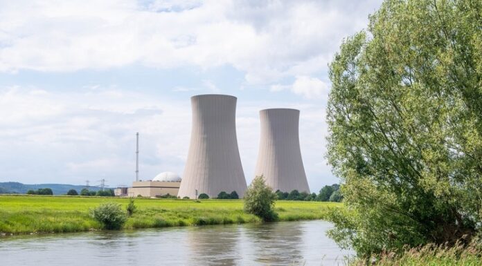 Nachhaltige Geldanlage: Heißt es jetzt Atomkraft ja bitte? Atomkraftwerk am Fluss