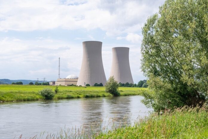 Atomkraftwerk am Fluss