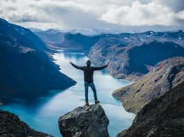 Sabbatical: Die Auszeit vom Job – viel mehr als ein langer Urlaub Mann auf Berg am Fjord