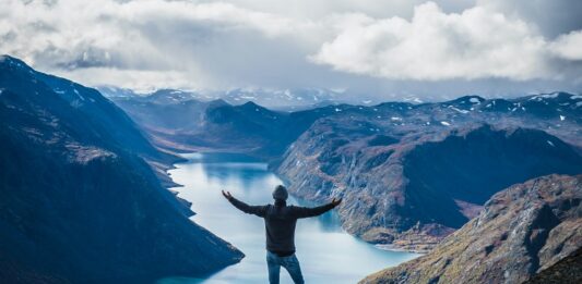 Sabbatical: Die Auszeit vom Job – viel mehr als ein langer Urlaub Mann auf Berg am Fjord