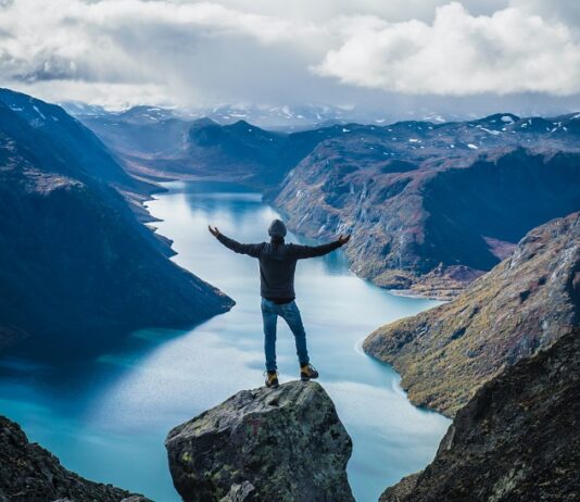 Sabbatical: Die Auszeit vom Job – viel mehr als ein langer Urlaub Mann auf Berg am Fjord