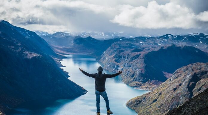 Sabbatical: Die Auszeit vom Job – viel mehr als ein langer Urlaub Mann auf Berg am Fjord