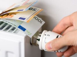 Holzpellets, Solar, Wärmepumpe – so finanzieren Sie Ihre Heizung In einer Heizung stecken Euroscheine.