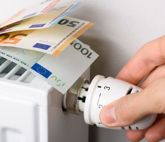 Holzpellets, Solar, Wärmepumpe – so finanzieren Sie Ihre Heizung In einer Heizung stecken Euroscheine.