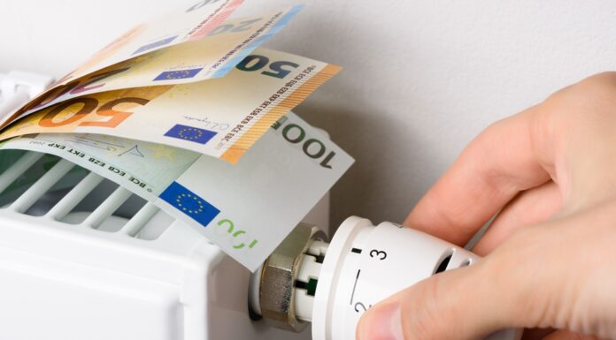 Holzpellets, Solar, Wärmepumpe – so finanzieren Sie Ihre Heizung In einer Heizung stecken Euroscheine.