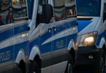 HUPF – heute wichtiger denn je Mehrere Polizeiautos fahren hintereinander