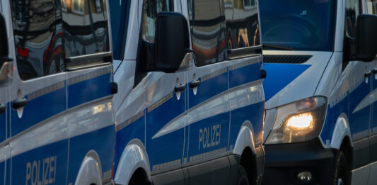 HUPF – heute wichtiger denn je Mehrere Polizeiautos fahren hintereinander
