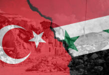 Erdbeben in Türkei und Syrien: So können Sie helfen Zerstörte Gebäude nach einem Erdbeben, darüber liegen die Fahnen der Türkei und Syrien.