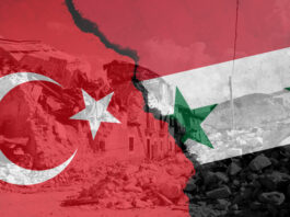 Erdbeben in Türkei und Syrien: So können Sie helfen Zerstörte Gebäude nach einem Erdbeben, darüber liegen die Fahnen der Türkei und Syrien.