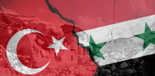 Erdbeben in Türkei und Syrien: So können Sie helfen Zerstörte Gebäude nach einem Erdbeben, darüber liegen die Fahnen der Türkei und Syrien.