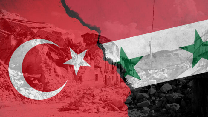 Zerstörte Gebäude nach einem Erdbeben, darüber liegen die Fahnen der Türkei und Syrien.