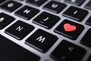Eine rote Herztaste auf einer schwarzen Tastatur
