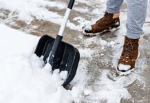 Kennen Sie Ihre Winterdienstpflicht? Winterdienstpflicht: Person schippt Schnee vom Gehweg